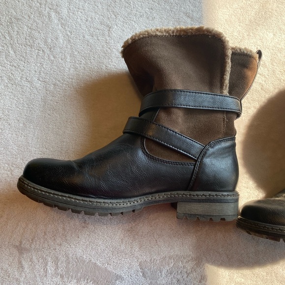 American eagle women’s size 8 black leather sole/ inner fur lining ankle boots. - Picture 3 of 7